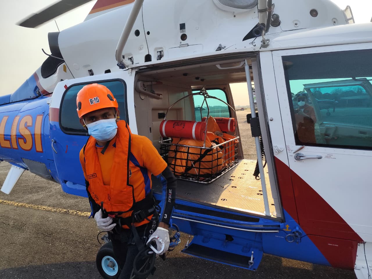 30 Mil Laut dari Darat, Helikopter Polri Evakuasi Jenazah Korban KM Virgo Transport 8