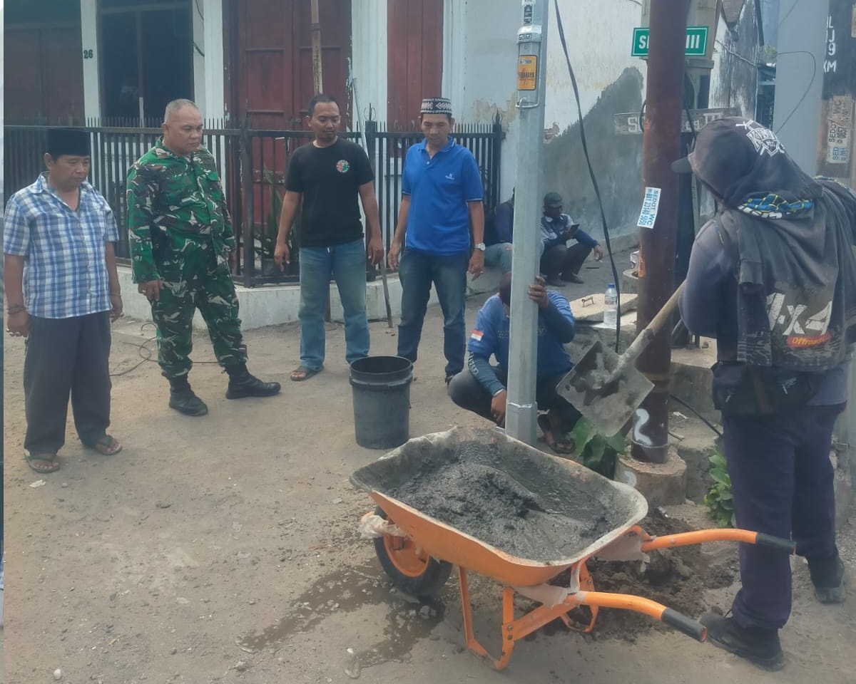 Ralisasi Permintaan Warga, Dishub Kota Surabaya Pasang Titik Baru PJU Di Sepanjang Jalan Semut Kali Selatan