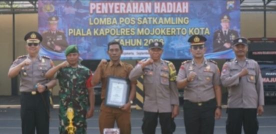 Kapolres Mojokerto Kota Berikan Penghargaan Kepada Para Pemenang Lomba Pos Siskamling