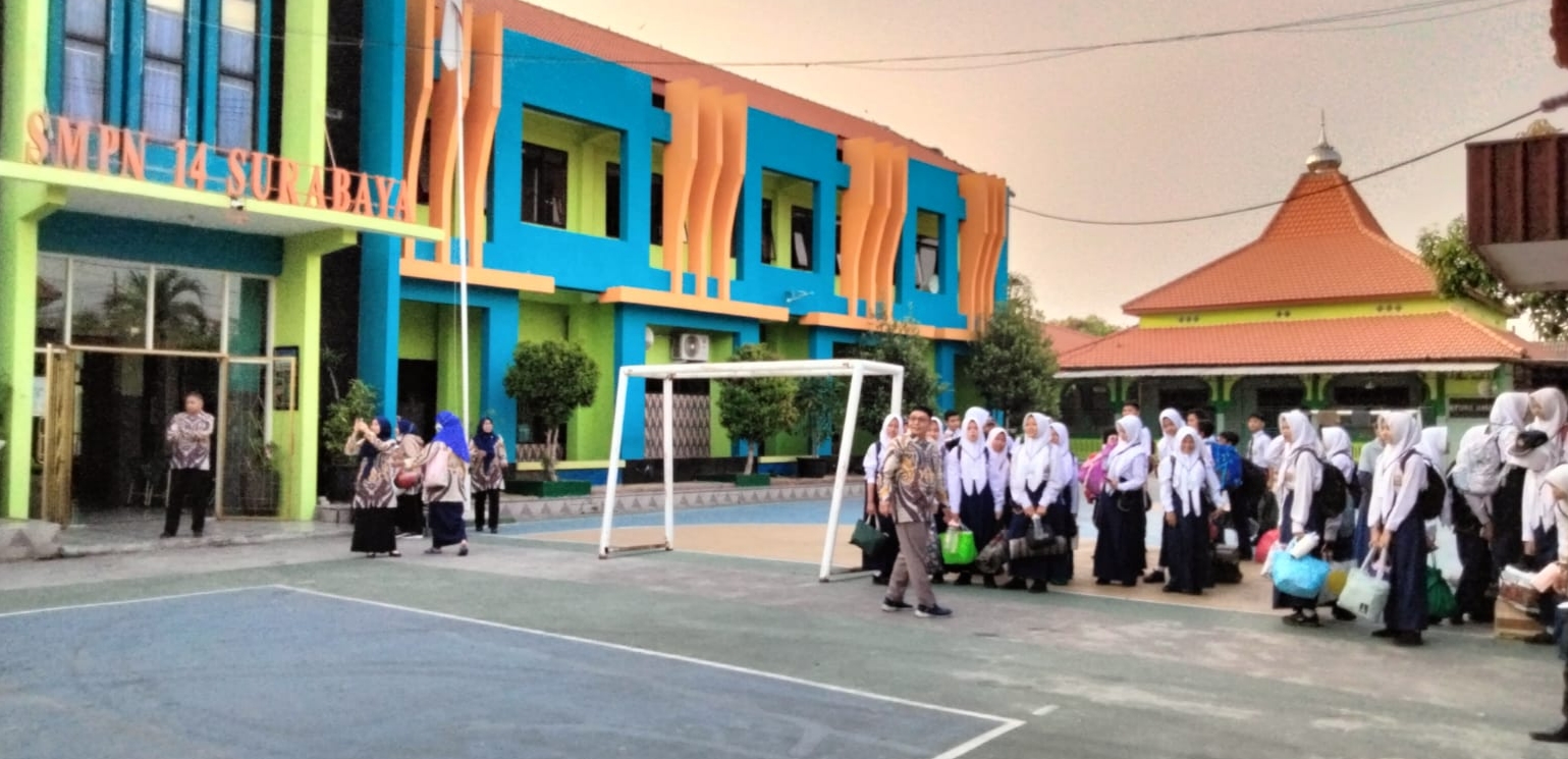 OSIS SMPN 14 Surabaya Gelar LDKS Bersama Polri, Nyalakan Api Kepemimpinan