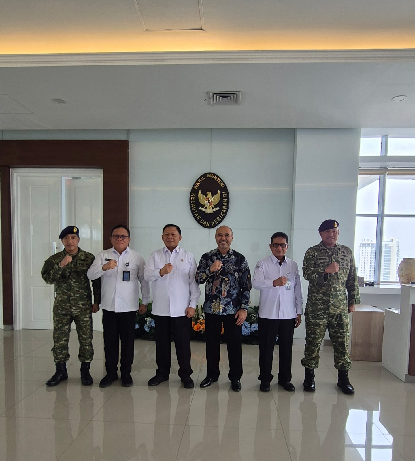 Rektor UHT Serahkan Buku Geostrategi Maritim Indonesia kepada Wamen KKP, Jajaki Kerja Sama Akademik